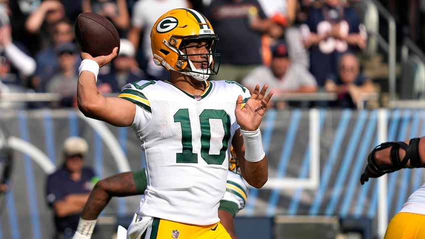 packers jordan love throws for three tds in win over rival bears