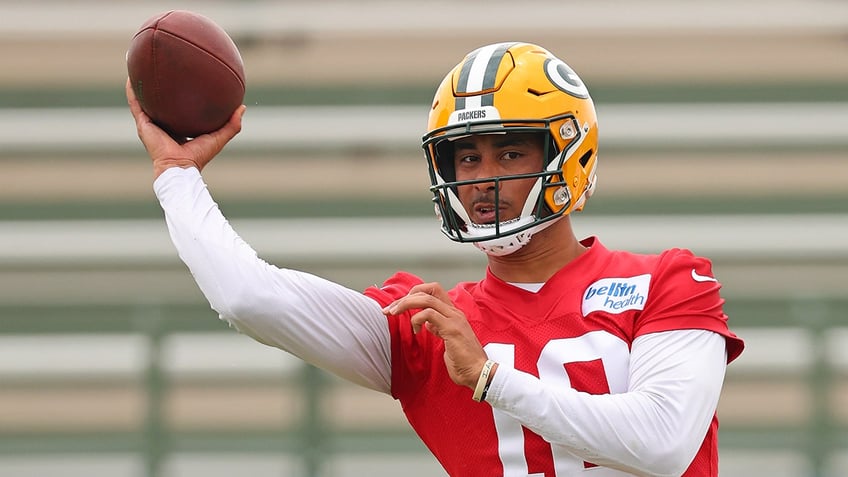 packers qb jordan love says aaron rodgers sent text saying be yourself have fun the night before camp