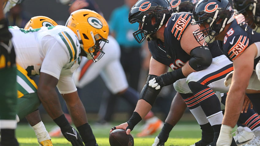 Green Bay Packers and Chicago Bears at the line of scrimmage