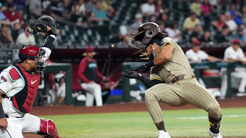 Fernando tatis moves out of way