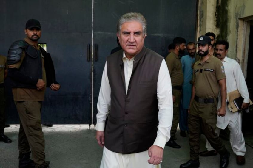 pakistan arrests opposition leader accused of exposing official secrets harming national interest