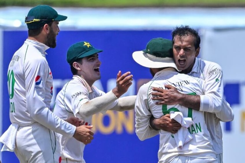 pakistan lose three wickets in chase of 131 to raise sri lankas hopes