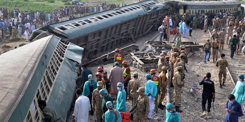 pakistan train crash kills more than 30 people nearly 100 injured