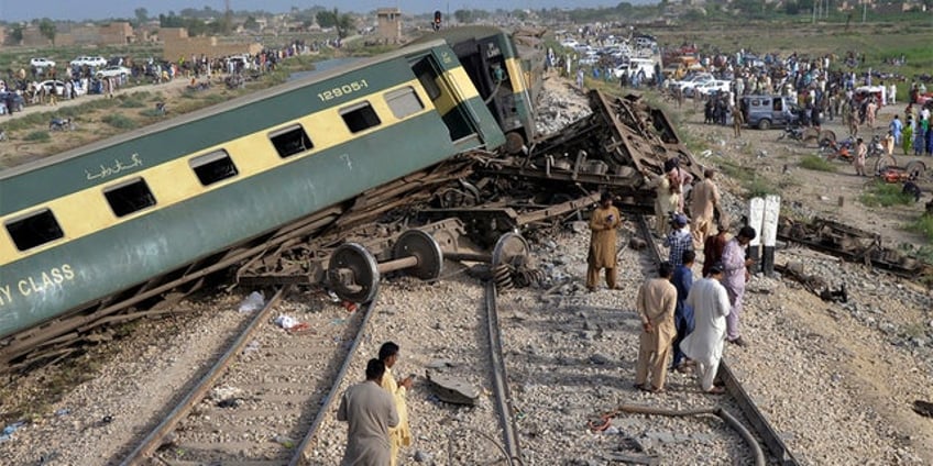 pakistan train crash kills more than 30 people nearly 100 injured