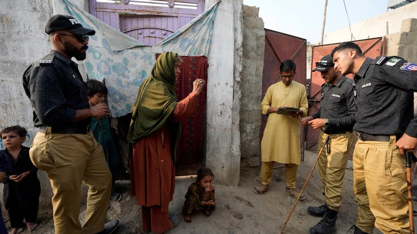 pakistani province looks to deport 10000 afghans per day