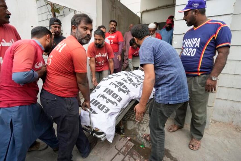 pakistani shopping mall blaze kills at least 10 people and injures 22 others