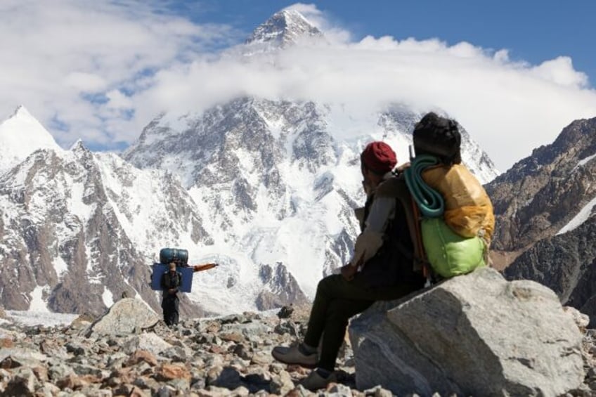 pakistans k2 porters tread between tradition and modernity