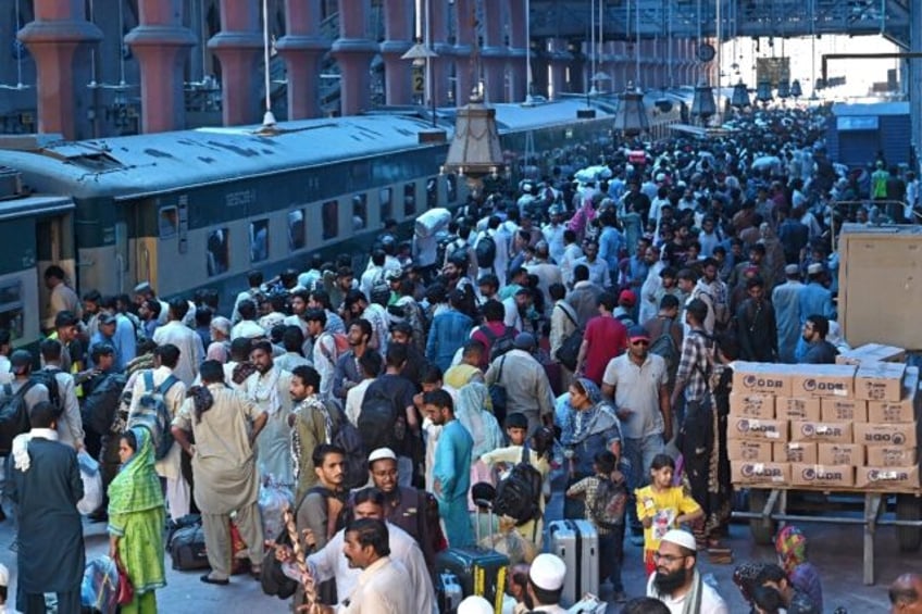 pakistans population grows by 35 million census