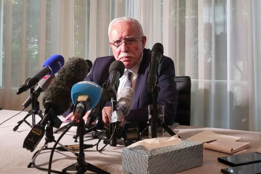 palestinian foreign minister promises cooperation with international courts on visit to the hague