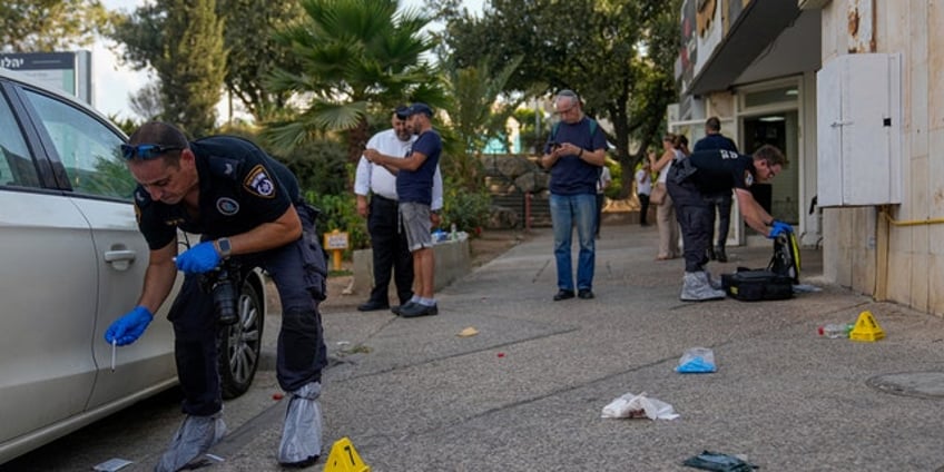 palestinian gunman opens fire in israeli settlement wounding 5 before being killed