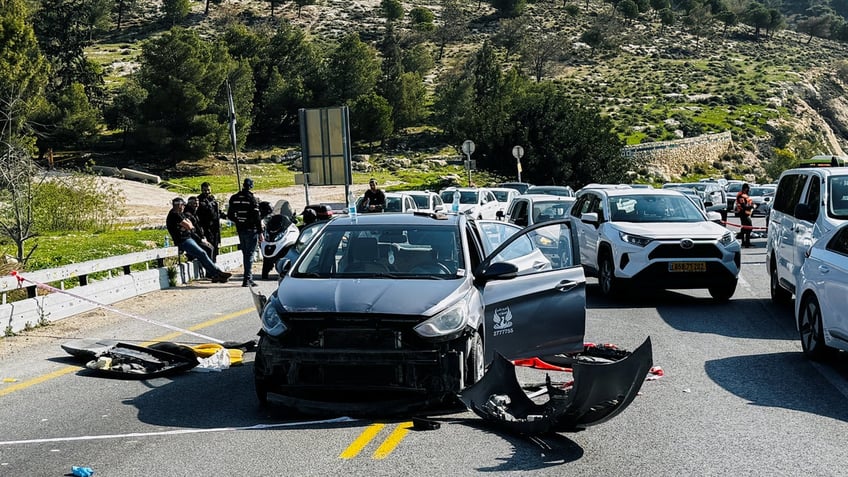 palestinian gunmen fire on motorists in west bank killing 1 injuring 5 israel