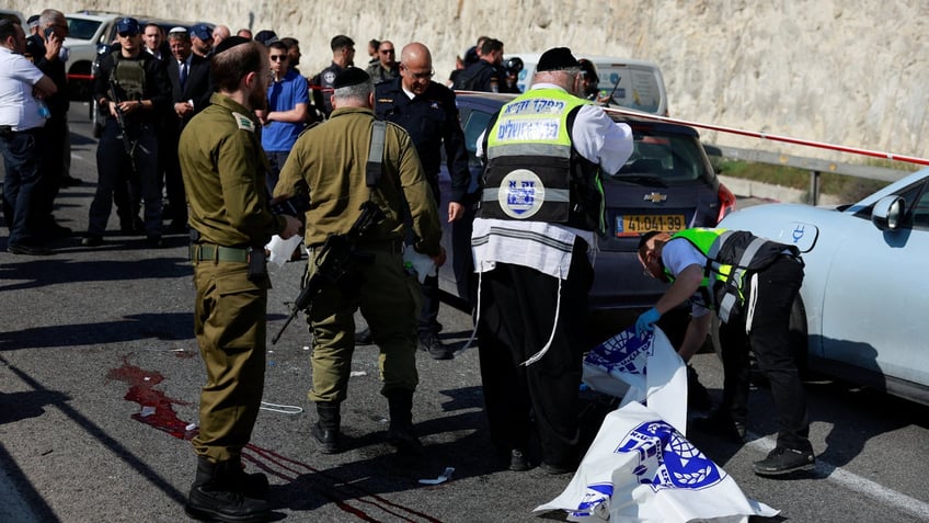 palestinian gunmen fire on motorists in west bank killing 1 injuring 5 israel