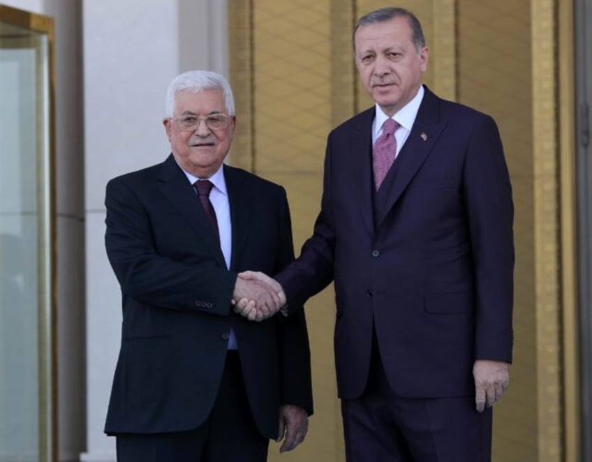 Abbas (L) shakes hands with Erdogan (R) in Ankara on August 28, 2017