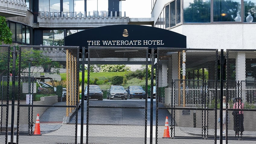 Security officials prepare for Prime Minister Netanyahu's arrival by installing special fences around the Watergate Hotel.