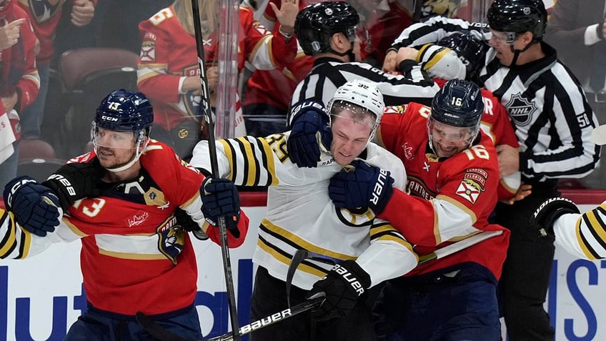 Panthers, Bruins players scuffle in Game 2