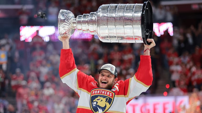 Aleksander Barkov lifts Stanley Cup