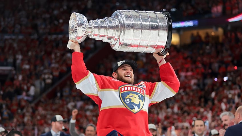 Aleksander Barkov lifts Stanley Cup