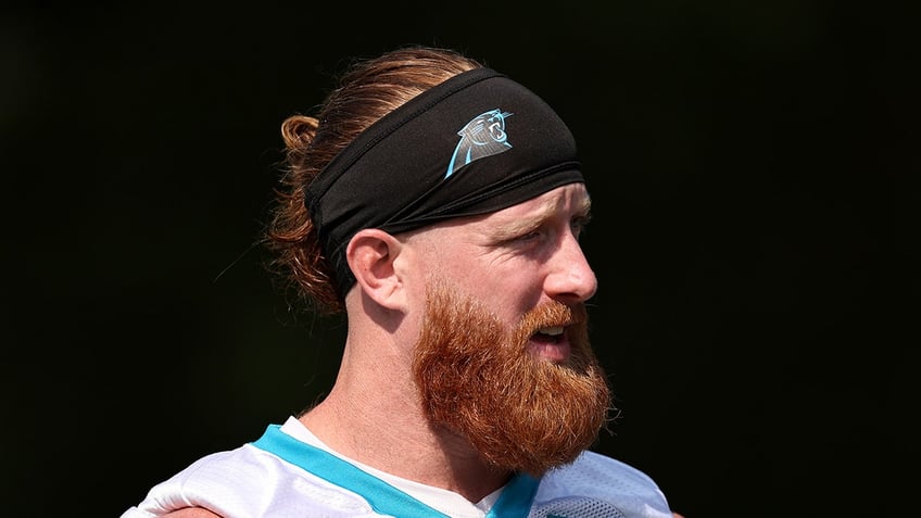 panthers hayden hurst dealing with post traumatic amnesia after november hit father reveals