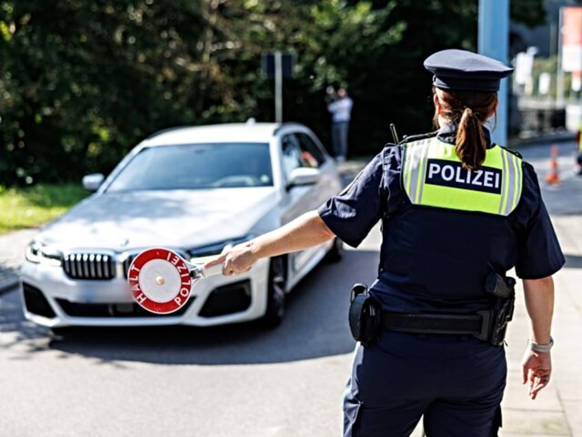 05 September 2024, Bavaria, Burghausen: A policewoman from the Bavarian border police stop