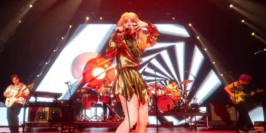 paramores hayley williams illness forces band to cancel remaining tour dates i physically cannot go on