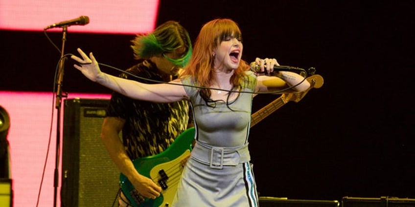 paramores hayley williams illness forces band to cancel remaining tour dates i physically cannot go on