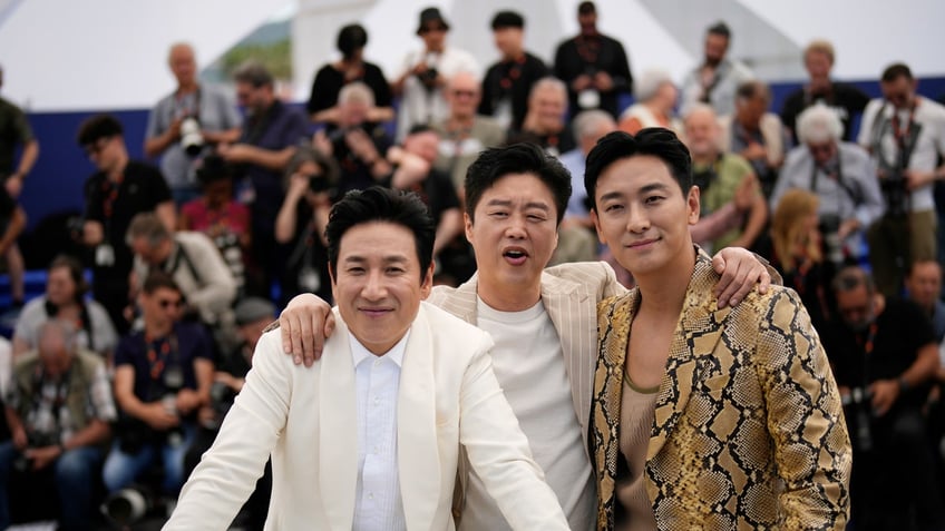 Lee Sun-kyun, Kim Hee-wonJu Ji-hoon