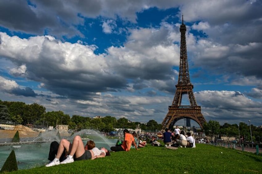 paris chute man arrested after parachuting from eiffel tower