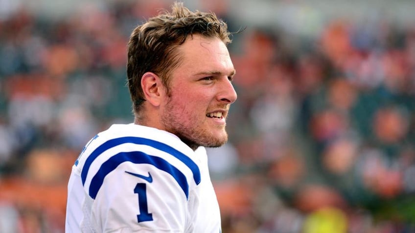 pat mcafee pays emotional tribute to former teammate vontae davis if you knew him you loved him