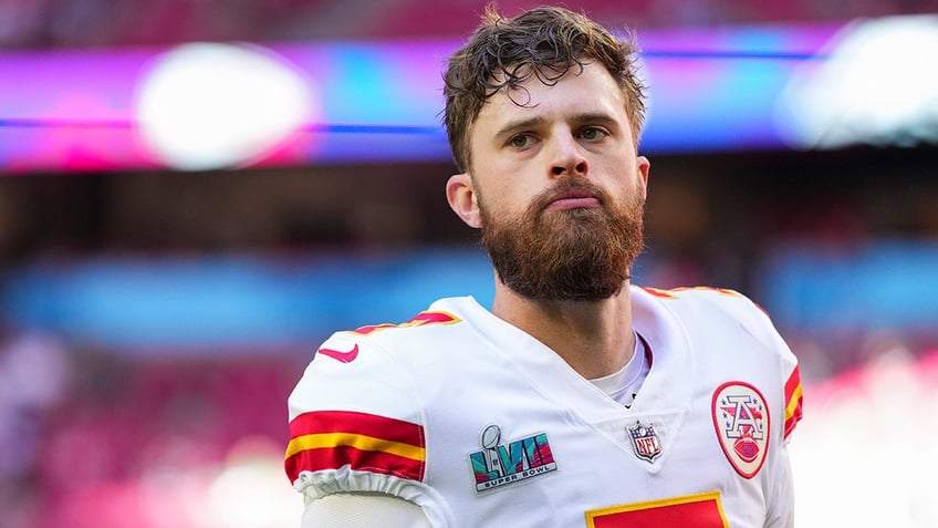 Harrison Butker warms up at Kansas City Chiefs game.