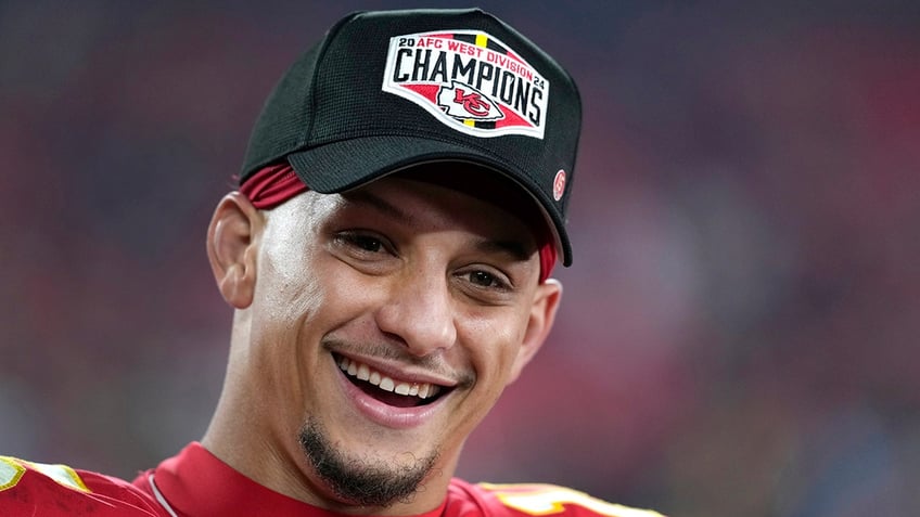 Patrick Mahomes looks on