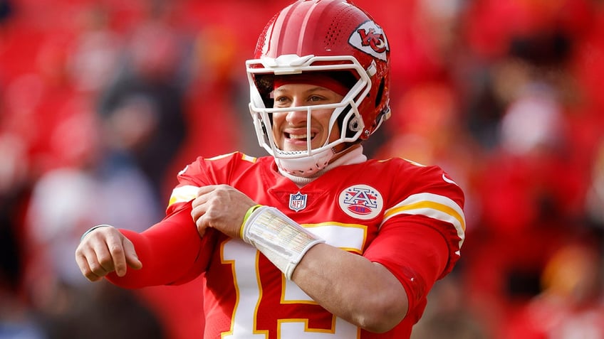 patrick mahomes contract restructure from chiefs makes nfl history