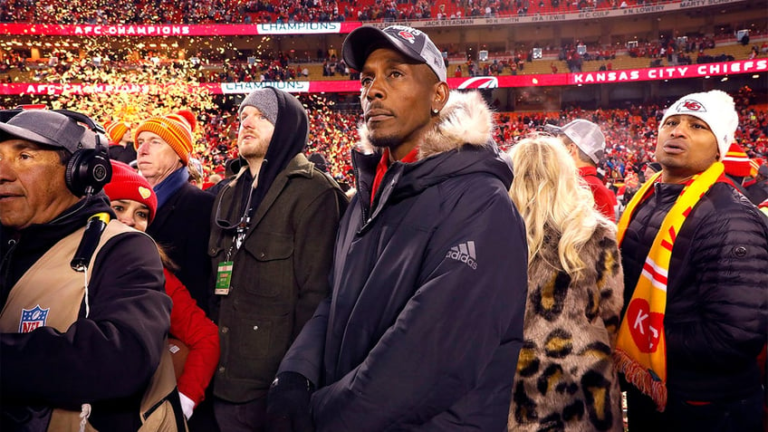 Patrick Mahomes's dad looks on