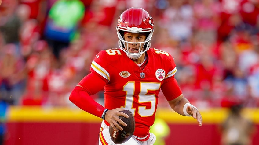 patrick mahomes dealing with flu gets iv treatment to play vs broncos report