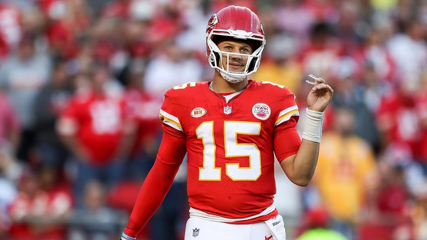 patrick mahomes dealing with flu gets iv treatment to play vs broncos report