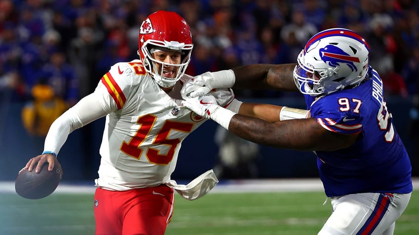 Patrick Mahomes fends off tackled