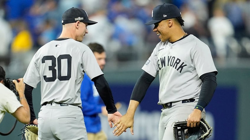 Yankees celebrate at Kauffman Stadium