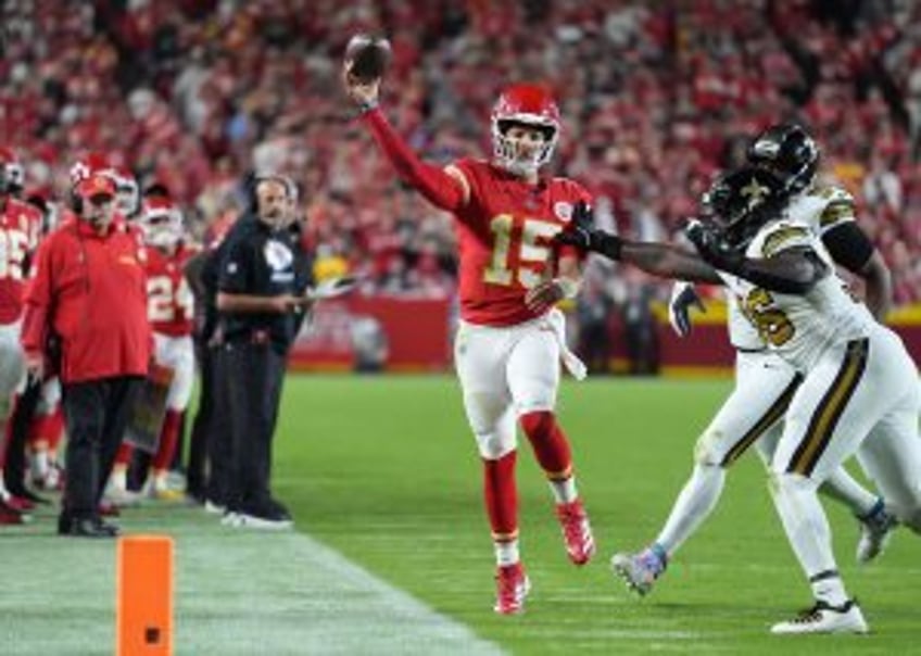 Patrick Mahomes helps Kansas City Chiefs stay perfect; quarterback Derek Carr injured