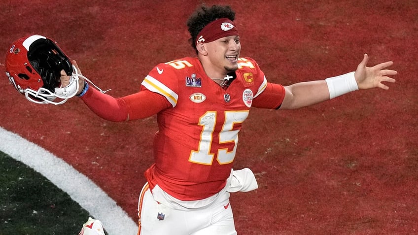 Patrick Mahomes celebrates