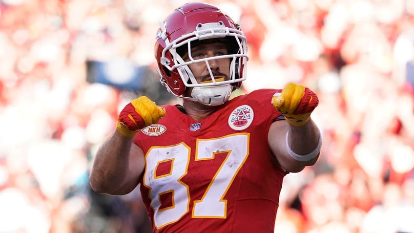 Travis Kelce points