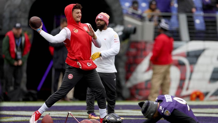 Patrick Mahomes warming up