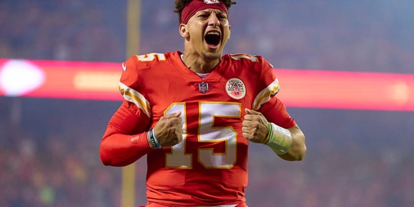 patrick mahomes suggests travis kelces punching incident a sign the chiefs still have a competitive edge