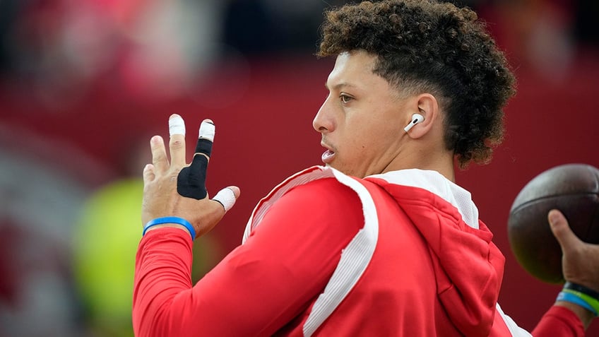 Patrick Mahomes warms up