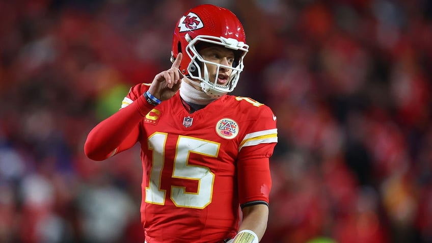 Patrick Mahomes motions to sideline