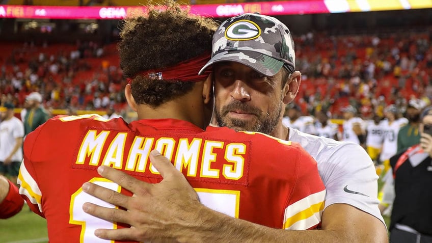 patrick mahomes well intended post for aaron rodgers takes on new meaning because of missing punctuation