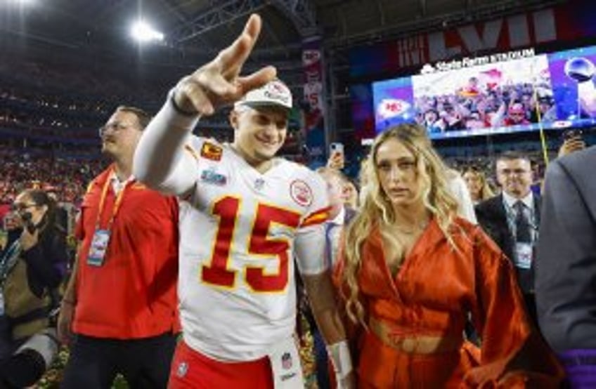 Patrick Mahomes, wife Brittany visit 2 girls shot at Chiefs rally