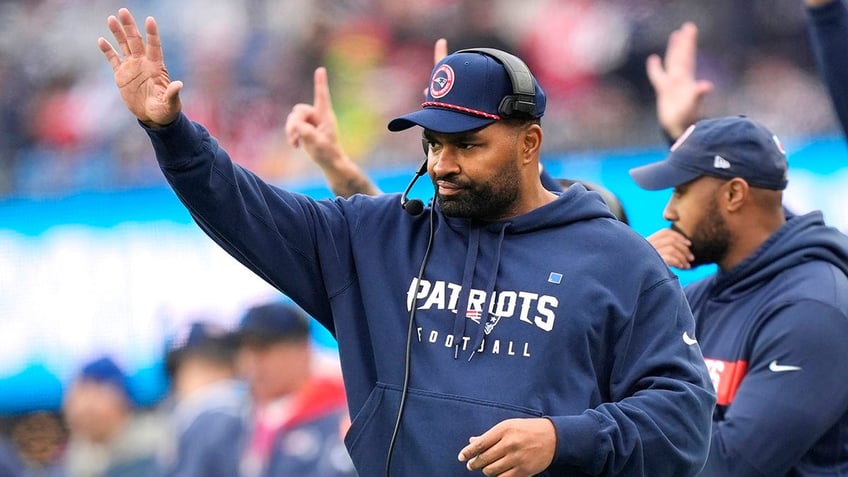 Jerod Mayo waves players over