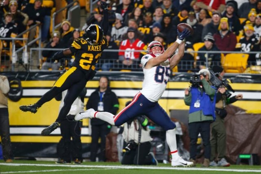 patriots hold off steelers rally to snap losing streak