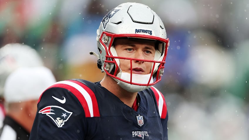 patriots legend rob gronkowski says mac jones should ask for release now hes not respected