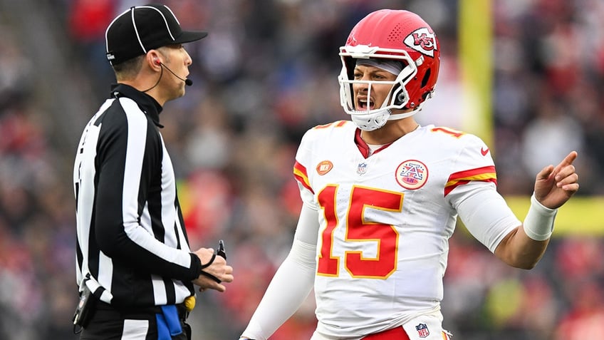 Patrick Mahomes and a ref