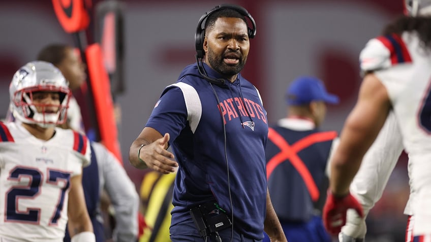 Jerod Mayo high fives Patriots player